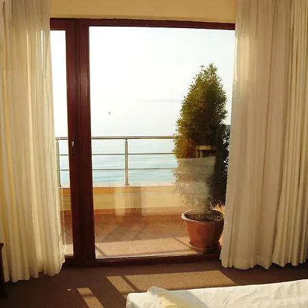 Elizabeth Beach Misivri